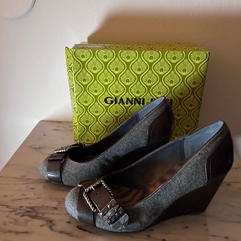 Womens Gianni Bini Gray Tweed/Chocolate Leather Wedge Pump Size 9.5